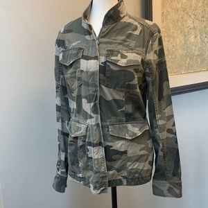 ABERCROMBIE & FITCH camo print jacket in EUC